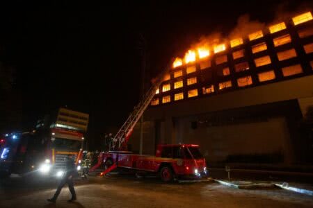 Incêndio destrói prédio da Secretaria Estadual de Segurança. Dois bombeiros estão desaparecidos