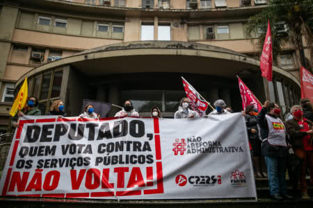 Ato contra a Reforma Administrativa reuniu diversas categorias do funcionalismo público, na manhã desta quarta-feira, em frente ao HPS | Foto: Luiza Castro/Sul21
