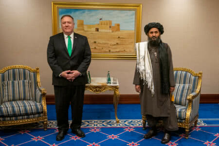 O ex-Secretário de Estado dos EUA, Michael R. Pompeo, durante reunião com a Delegação do Talibã em Doha, Catar, em 12 de setembro de 2020. [Foto do Departamento de Estado: Ron Przysucha / Domínio Público]