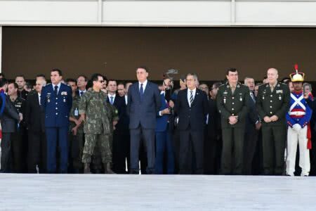 Bolsonaro, acompanhado de ministros e comandantes militares, acompanha desfile de blindados. (Foto: Isaac Amorim/MJSP - Fotos Públicas)