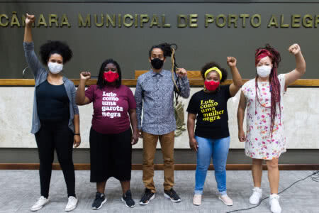 Karen Santos (PSOL), Laura Sito (PT), Matheus Gomes (PSOL), Bruna Rodrigues e Daiana Santos, do PCdoB, integrantes da Bancada Negra. Foto: Divulgação