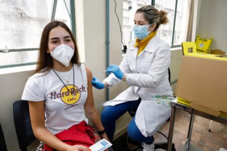 Vacina contra covid-19 chega ao público de 18 anos nesta segunda (23) em Porto Alegre