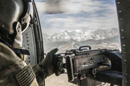 Soldado do Exército da 3ª Divisão de Infantaria dos EUA durante observação aérea o Afeganistão. Foto do Exército dos EUA por John Martinez