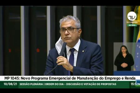 Parecer do relator, Christino Aureo, foi criticado por vários deputados. (Reprodução/TV Câmara)