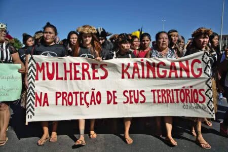 Mulheres Kaingang na I Marcha das Mulheres Indígenas, em 2019, em Brasília. Foto: Alass Derivas/Deriva Jornalismo