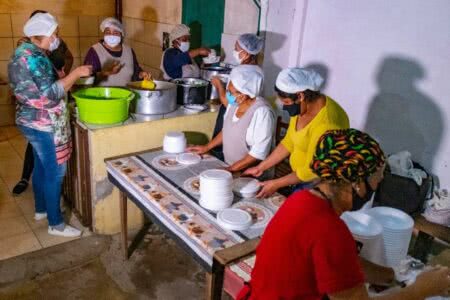 Cozinhas comunitárias vem tendo um papel fundamental no combate à fome na periferia. (Foto: Lucas Leffa)