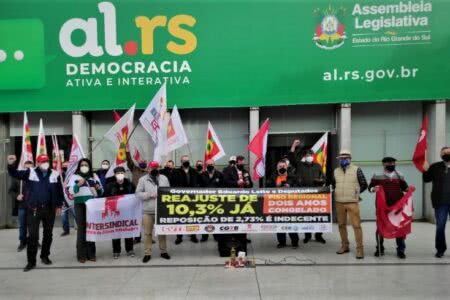 Ato das centrais sindicais em defesa do reajuste do piso regional. (Foto: Carolina Lima/CUT-RS)