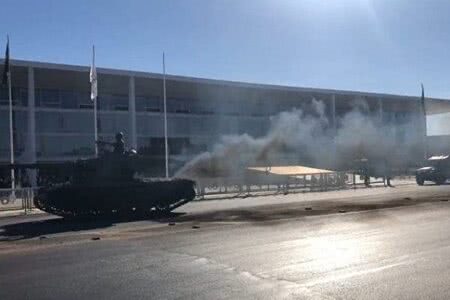 Tanque de guerra passa em frente ao Palácio do Planalto, em Brasília, nesta terça-feira (10) - Reprodução/Twitter - @carolpires