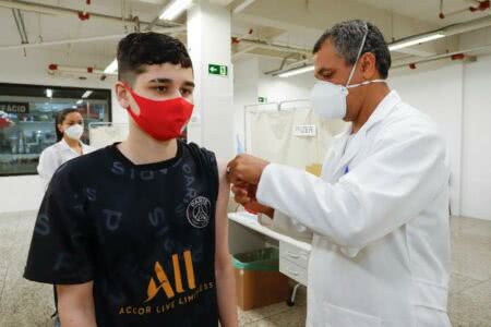 Porto Alegre mantém vacinação de adolescente e 3ª dose no final de semana e feriado