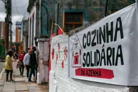 Cozinha Solidária da Azenha, organizada pelo Movimento de Trabalhadores Sem Teto (MTST), em Porto Alegre | Foto: Luiza Castro/Sul21 