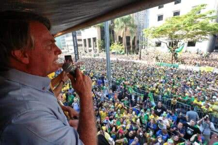 Bolsonaro falando para apoiadores na Avenida Paulista. (Foto: Isac Nóbrega/PR)
