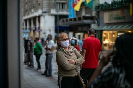 Covid-19: Uso de máscara ao ar livre deixa de ser obrigatório em Porto Alegre