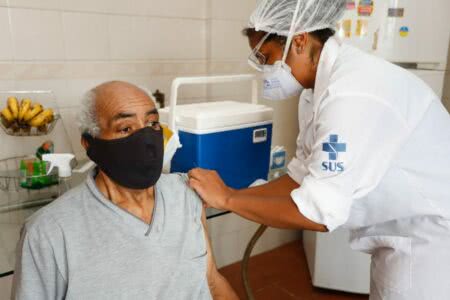 Primeira etapa da campanha com a vacina bivalente será para idosos acima de 70 anos e residentes em instituições de longa permanência. Foto: Cristine Rochol/PMPA