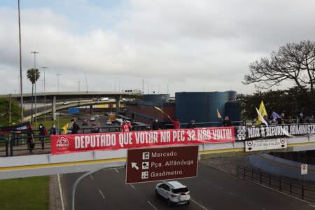 Frente dos Servidores estendeu faixa na passarela da Rodoviária de Porto Alegre | Foto: Divulgação