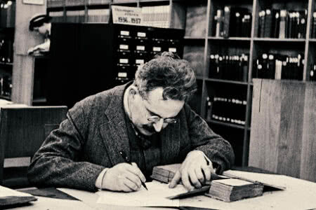 Walter Benjamin na Biblioteca Nacional de Paris, 1937 (Foto Gisèle Freund / Reprodução)