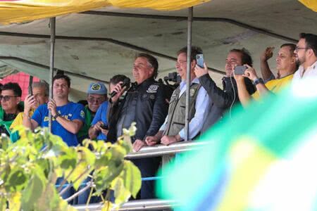 Bolsonaro tensiona, reduzindo possibilidade de convivência com os demais poderes da República. (Marcos Correa/PR)
