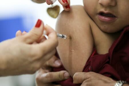 Imunizar crianças a partir de 5 anos é apontado como estratégico pelo estudo. Foto: Marcelo Camargo/Agência Brasil