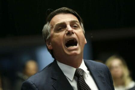 Bolsonaro assina MP que visa restringir remoção de publicações de redes sociais
