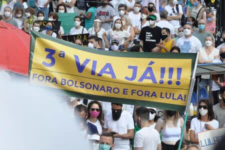 Ato contra Bolsonaro em SP reúne pré-candidatos da ‘3ª via’ e tem boneco e faixas contra Lula