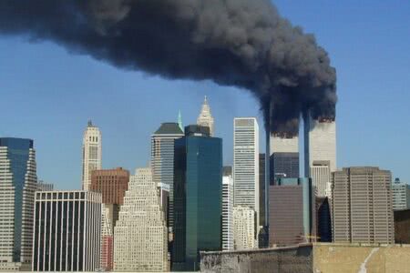 Torres do WTC queimando no dia dos ataques (Wikimedia Commons)