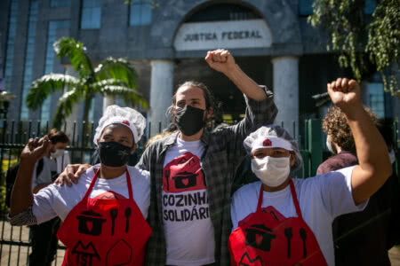 Representantes da Cozinha Solidária da Azenha participaram de manifestação diante da sede da Justiça Federal em Porto Alegre 
| Foto: Luiza Castro/Sul21
