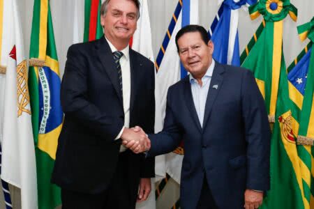 Três ministros do TSE votam contra cassação da chapa Bolsonaro-Mourão