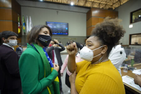 Bruna Rodrigues (PCdoB) foi uma das vereadoras que sofreram ataques verbais de cunho racista. (Elson Sempé Pedroso/CMPA)