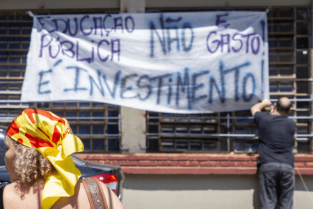 Professores brasileiros resistem a sucessivos golpes há mais de 5 anos