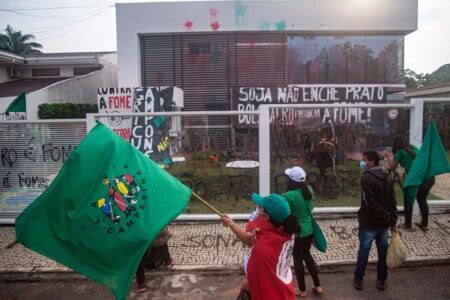 Via Campesina protesta contra a fome no país na sede da Aprosoja, em Brasília