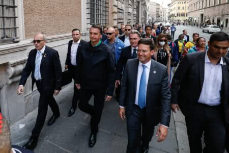 Cercado de seguranças, Bolsonaro passeia pelo centro de Roma (Foto: Alan Santos/PR)