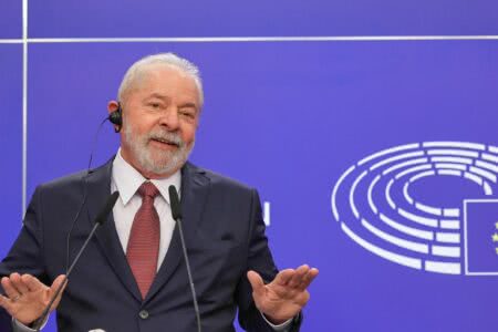 Luiz Inácio Lula da Silva, falando no Parlamento Europeu (Foto: Divulgação)