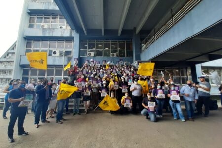 Mais de 200 servidores participaram do ato em frente ao CAFF (Foto: Bruna Karpinski/Divulgação)