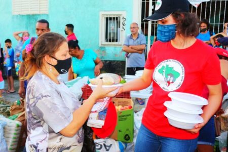 MST realizou ações de solidariedade em cozinhas comunitárias da Lomba do Pinheiro. (Foto: Maiara Rauber)