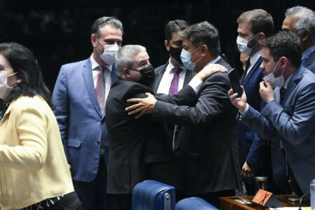 Anastasia (centro) recebe abraços após ter sido escolhido pelo Senado | Foto: Jefferson Rudy/Agência Senado