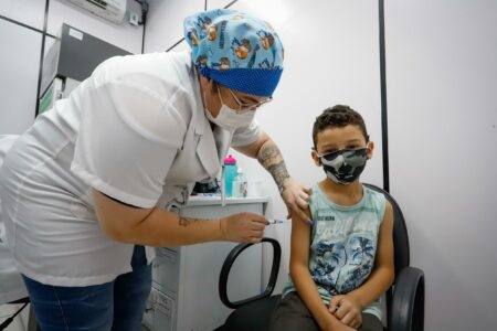 Porto Alegre mantém vacinação de crianças a partir de 6 anos nesta segunda (31)