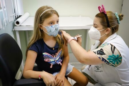 Porto Alegre amplia vacinação contra a covid para crianças a partir de 6 anos