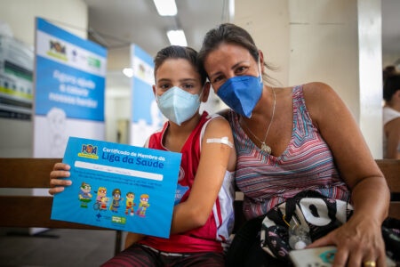 Alívio e emoção marcam o primeiro dia da vacinação infantil contra a covid em Porto Alegre