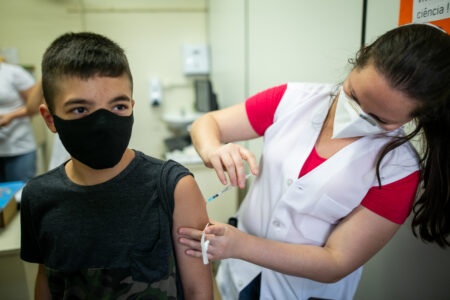 Porto Alegre tem vacinação para crianças a partir de 7 anos em 15 unidades de saúde nesta quinta