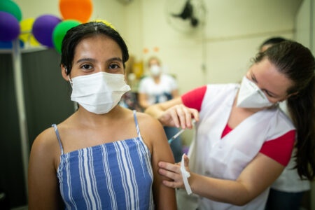 Autoridades têm reforçado o pedido para que a população complete o esquema vacinal diante do aumento de casos nas últimas semanas. Foto: Luiza Castro/Sul21