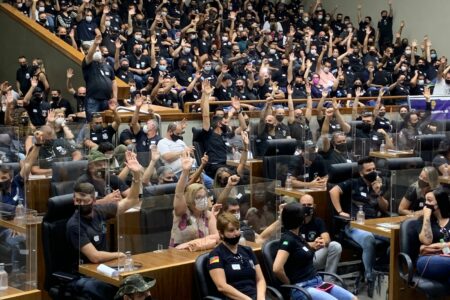 Servidores penitenciários aprovaram estado de greve em assembleia realizada na Câmara de Porto Alegre em 11 de janeiro | Foto: Divulgação