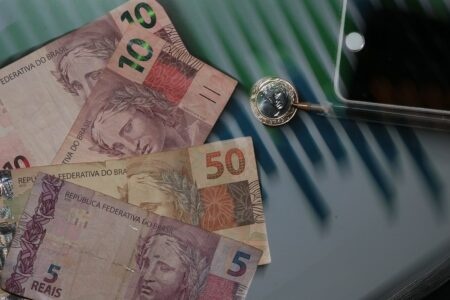 Entra em vigor o novo salário mínimo de R$ 1.212