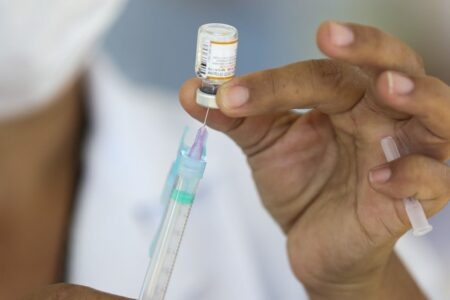 Segunda-feira (23) é dia de vacinação contra gripe e covid na Capital; confira