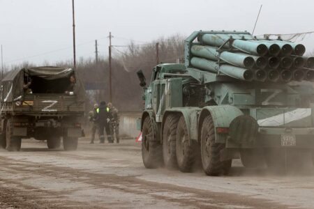 Veículos militares russos na região da Crimeia. Foto: Sergei Malgavko/TASS