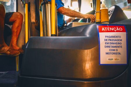 Doze linhas de ônibus de Porto Alegre começam a circular sem cobradores 