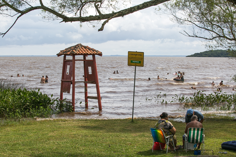 Praia do Lami é opção de lazer em Porto Alegre 