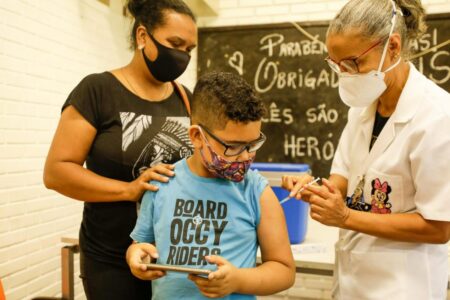 Dia C da vacinação infantil em Porto Alegre aplica mais de 2,9 mil doses contra a covid-19