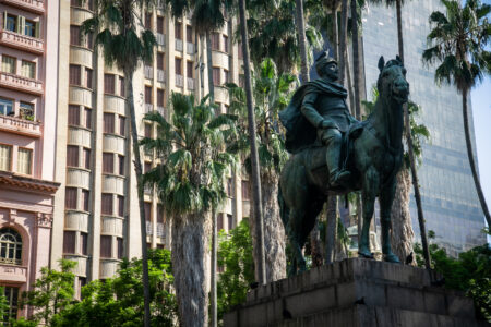 Monumento em homenagem ao general Osório, na Praça da Alfândega, localizada no Centro Histórico. Foto: Luiza Castro/Sul21 