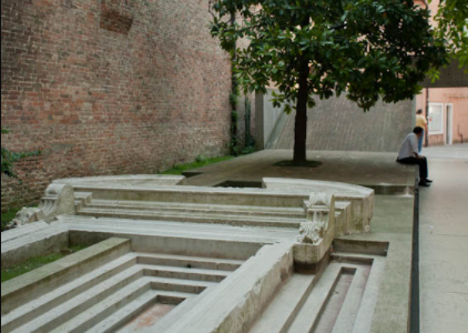 Obra de Carlo Scarpa na entrada da Faculdade de Arquitetura, da Universidade de Veneza (Creative Commons 2.0)