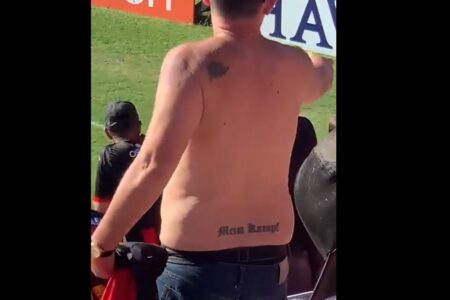 No Twitter circulam imagens do homem sem camisa em que é possível ver a tatuagem. Foto: Reprodução/Twitter