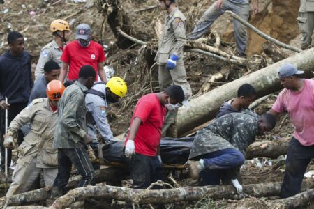Bombeiros, moradores e voluntários trabalham no local do deslizamento no Morro da Oficina, após a chuva que castigou Petrópolis.  Foto: Tânia Rêgo/Agência Brasil